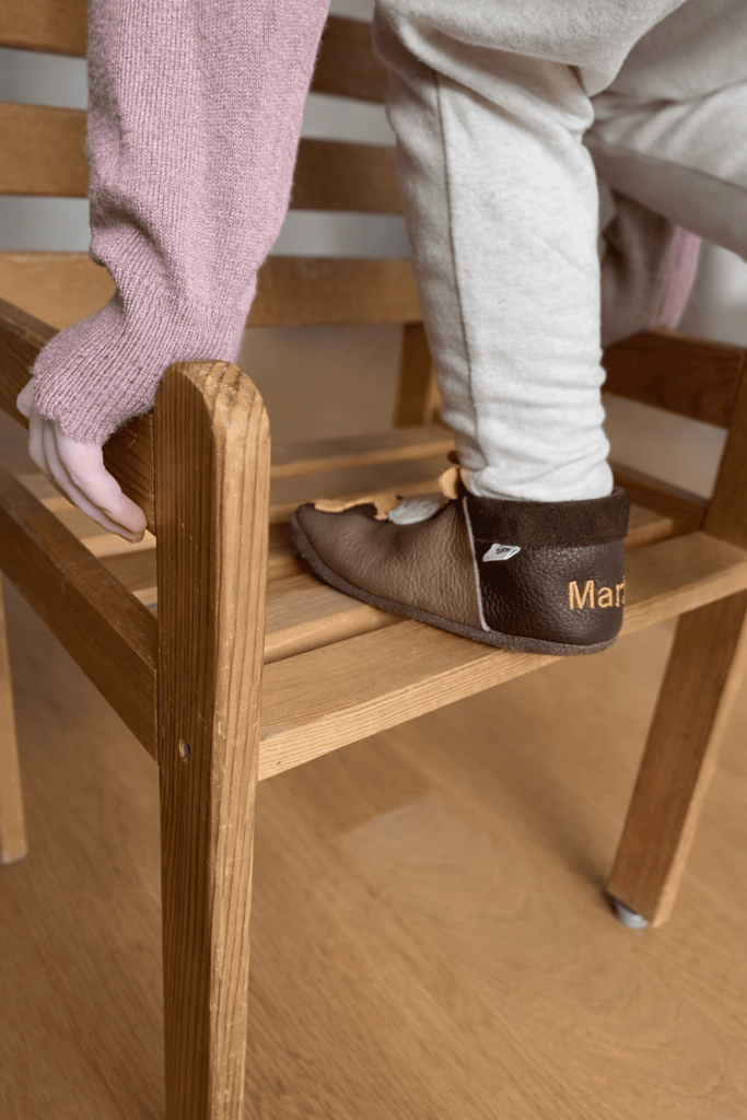 Kleinkind klettert mit Pantolinos Barfuß-Hausschuhen – flexible Sohle für natürliche Bewegung