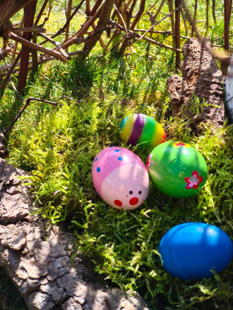 bunte-ostereier-im-osternest-naturmaterialien Detailbild von bunten Ostereiern in einem Osternest aus Naturmaterialien