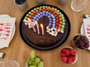 Einfacher Schokokuchen für den Kindergeburtstag mit bunter Regenbogen-Dekoration