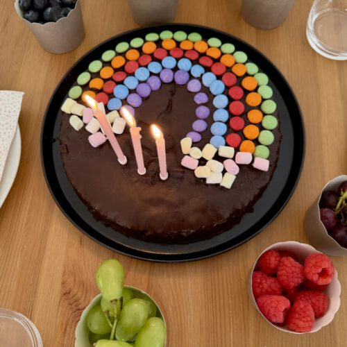 Einfacher Schokokuchen für den Kindergeburtstag mit bunter Regenbogen-Dekoration