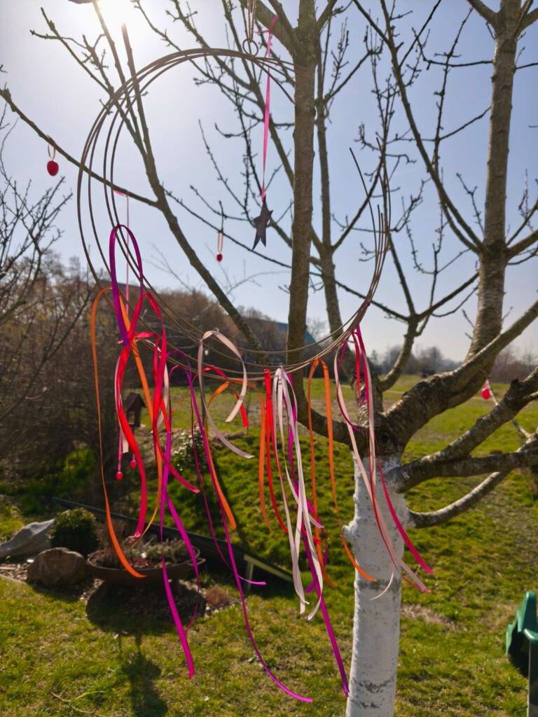 fruehlingsdeko-baum-bunte-baender-metallring Bunte Bänder an einem Metallring als Frühlingsdeko im Baum