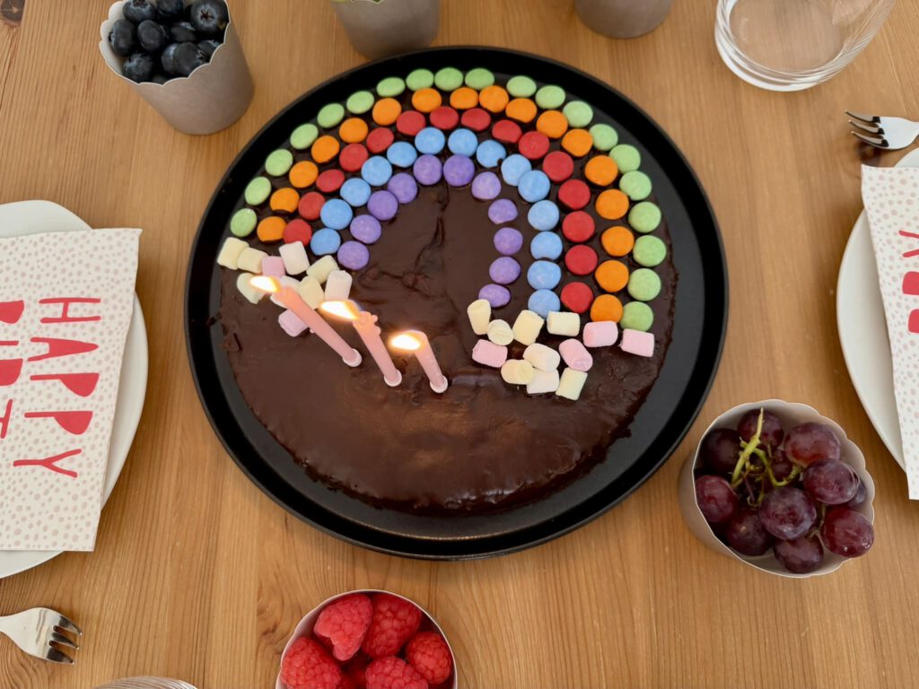 Saftiger Schokokuchen mit Regenbogen – einfaches Rezept für Kinder