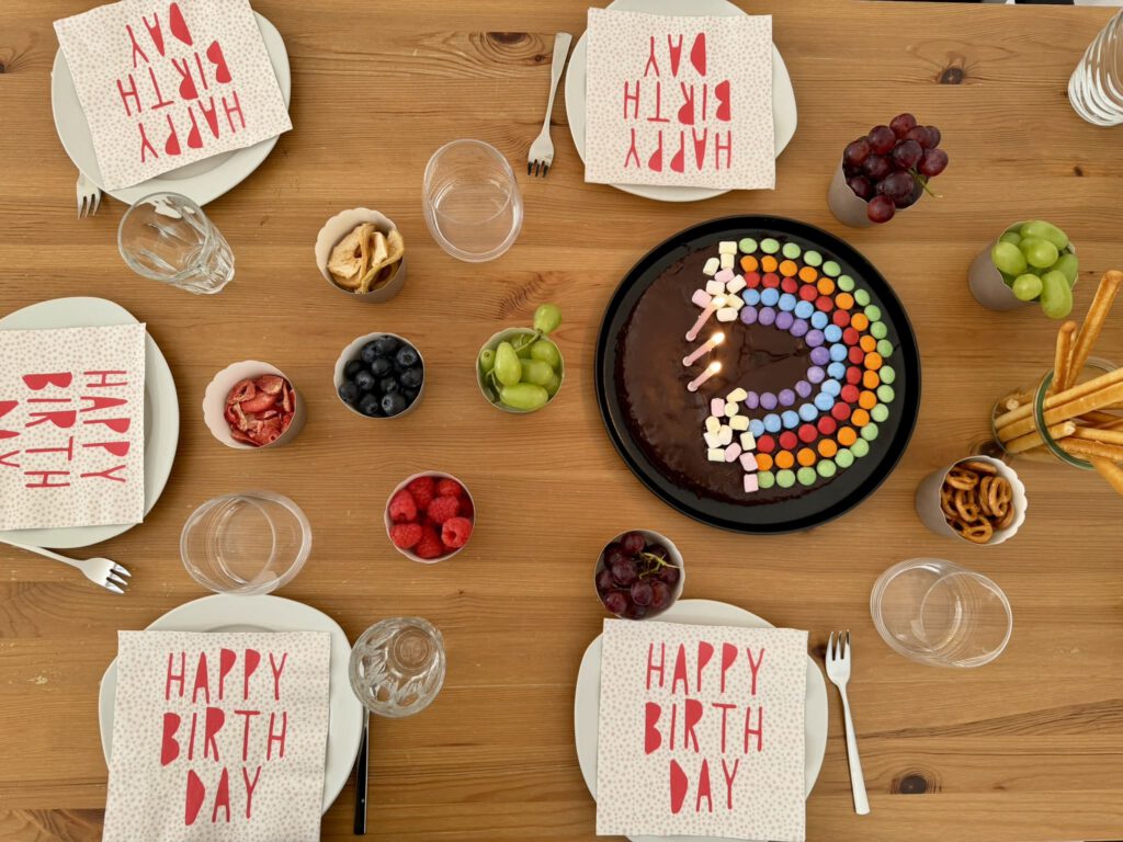 Gedeckter Tisch für den 3. Kindergeburtstag mit Kuchen und Dekoration