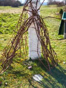 Selbstgemachtes Osternest aus Zweigen im Garten