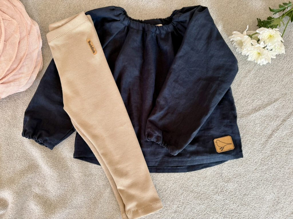 Flatlay von Ripp Leggings aus Bio-Baumwolle und Leinenbluse für Kinder