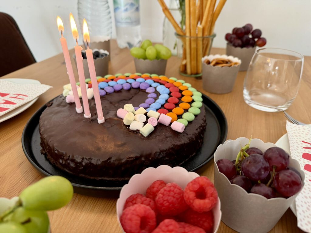 Regenbogenkuchen als Geburtstagskuchen für ein 3-jähriges Kind