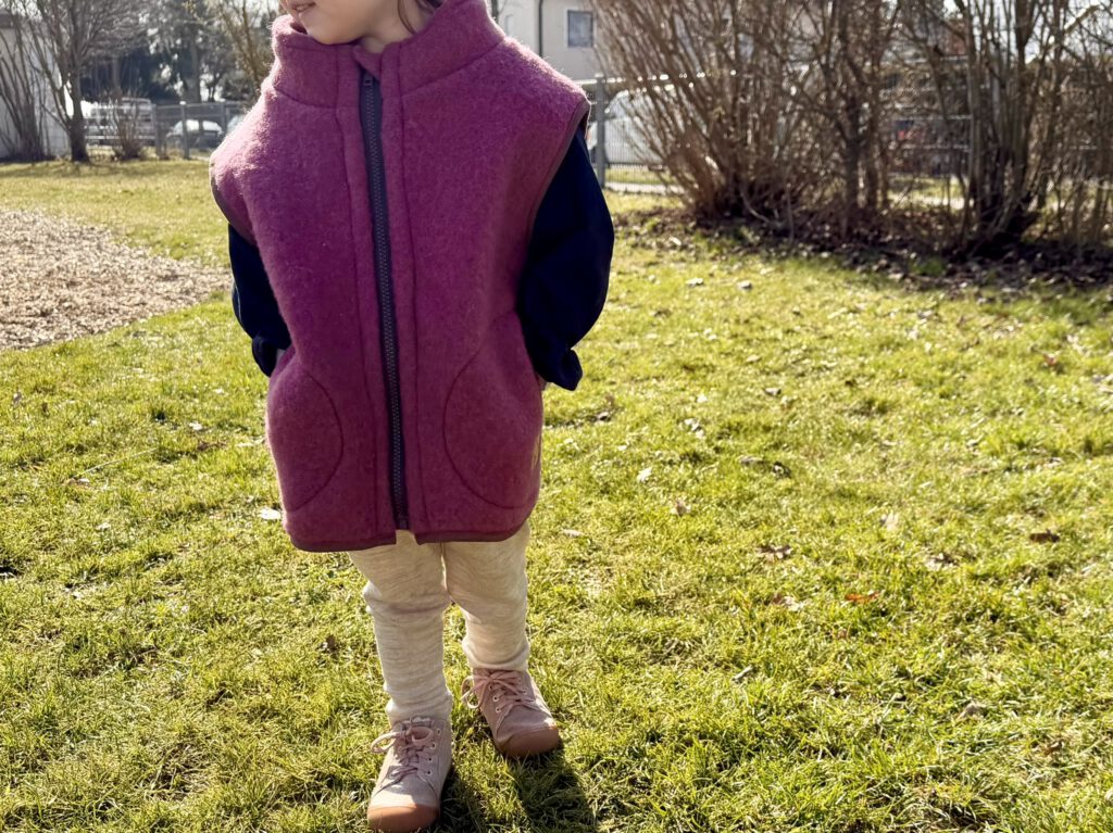 Kleinkind mit Wollfleeceweste aus Merinowolle von Buchfinkkleidung, Inspiration für nachhaltige Kindermode für den Frühling